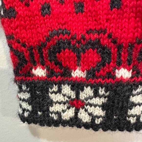 DALE of NORWAY Men's Haukeli Pure Wool Sweater Size Large Red Pewter Clasp - Picture 5 of 11